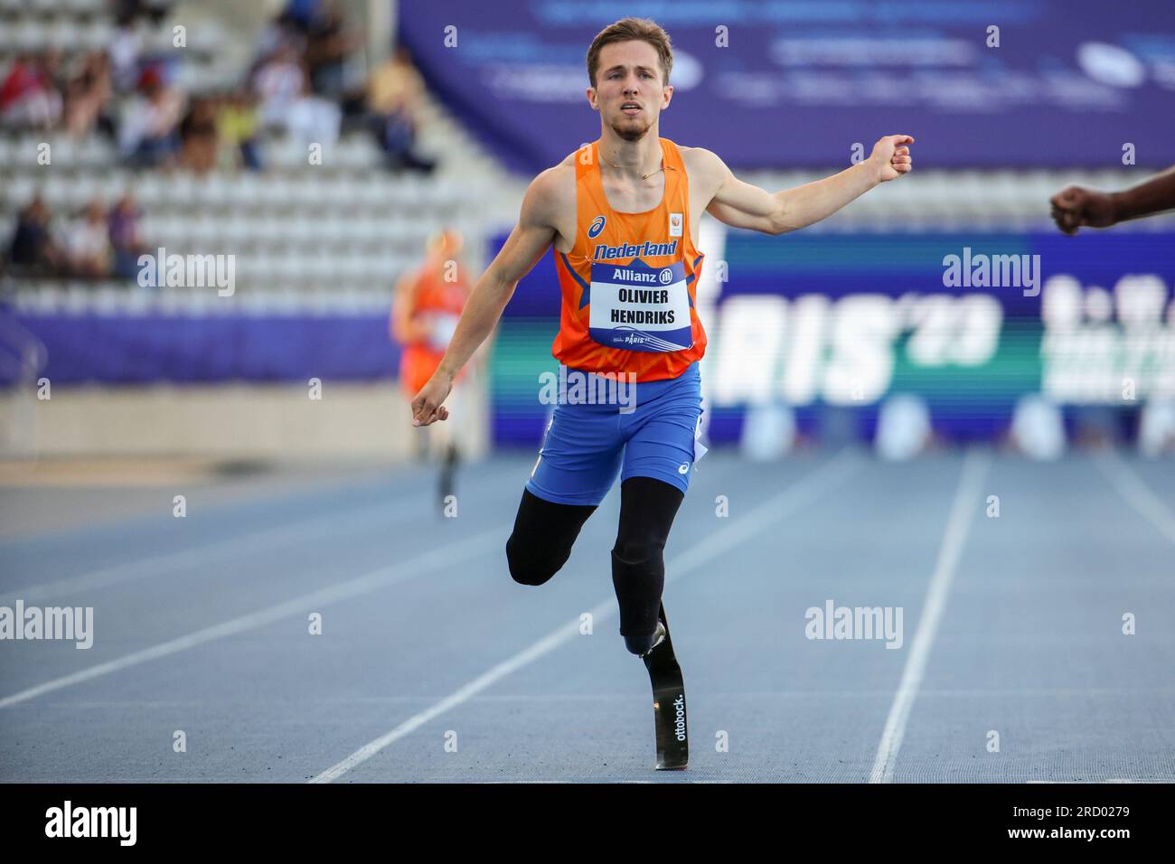 Parigi, Francia. 17 luglio 2023. PARIGI, FRANCIA - 17 LUGLIO: Olivier Hendriks dei Paesi Bassi gareggia nella finale maschile 400m T62 il giorno 10 dei Campionati mondiali di atletica leggera parigina di Parigi 2023 allo Stade Charlety il 17 luglio 2023 a Parigi, in Francia. (Foto di Marcus Hartmann/BSR Agency) credito: BSR Agency/Alamy Live News Foto Stock