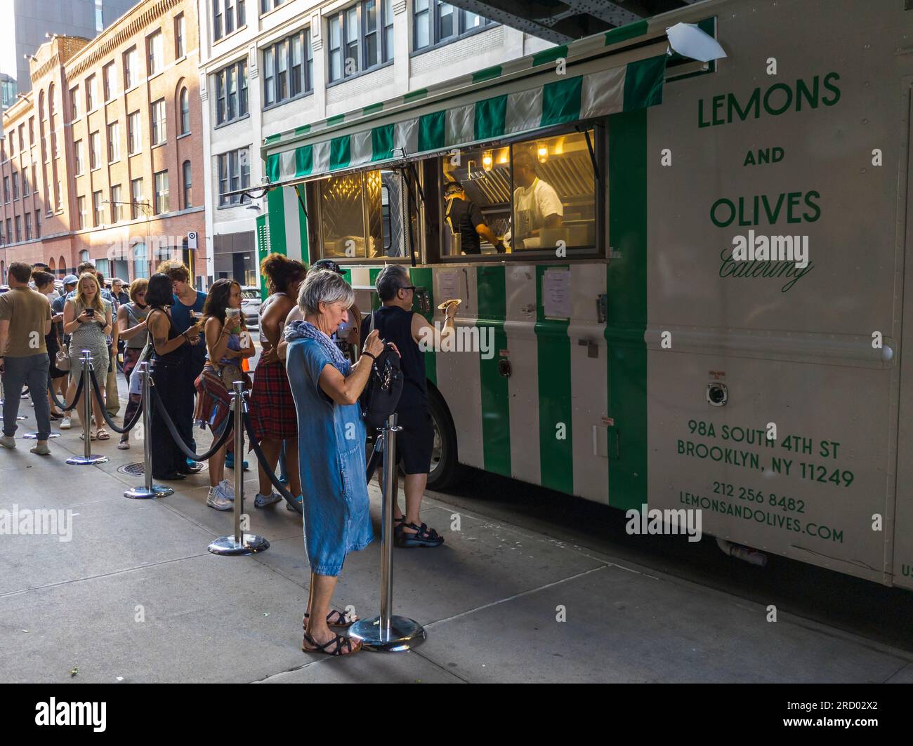 Il furgone di catering Lemon and Olives serve i festaioli fuori da una galleria d'arte che aprirà a Chelsea a New York giovedì 13 luglio 2023. (© Richard B. Levine) Foto Stock