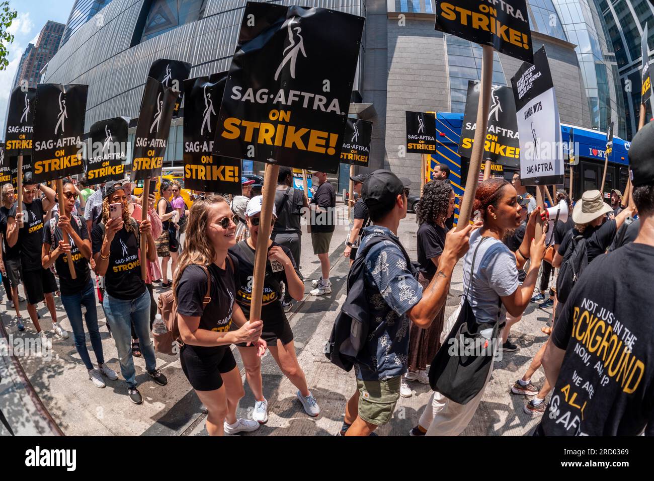 I membri della SAG-AFTRA e altri sostenitori dell'unione picchettano fuori dagli uffici HBO/Amazon nel quartiere Hudson Yards a New York il primo giorno in cui i membri della SAG-AFTRA sono partiti, venerdì 14 luglio 2023. Quasi tutti gli attori televisivi o cinematografici si uniscono alla Writers Guild of America rendendola la prima volta che scrittori e attori sono andati in sciopero in 63 anni (© Richard B. Levine) Foto Stock