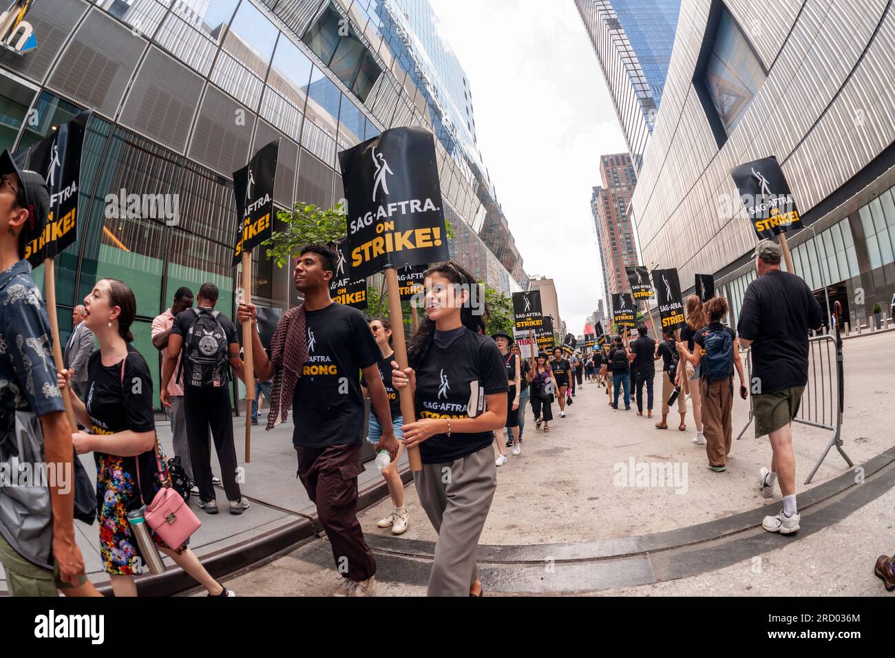 I membri della SAG-AFTRA e altri sostenitori dell'unione picchettano fuori dagli uffici HBO/Amazon nel quartiere Hudson Yards a New York il primo giorno in cui i membri della SAG-AFTRA sono partiti, venerdì 14 luglio 2023. Quasi tutti gli attori televisivi o cinematografici si uniscono alla Writers Guild of America rendendola la prima volta che scrittori e attori sono andati in sciopero in 63 anni (© Richard B. Levine) Foto Stock