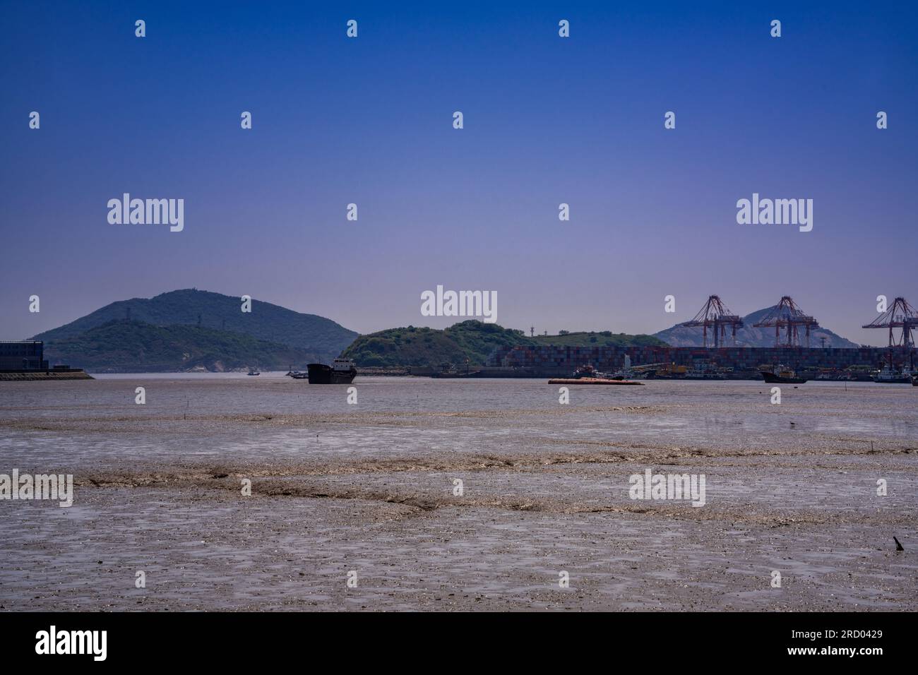 L'area della baia intorno al terminal LNG di Yanghan con le gru del porto di Yangshan sullo sfondo. Anche se questo è il porto di acque profonde di Shangha è actu Foto Stock