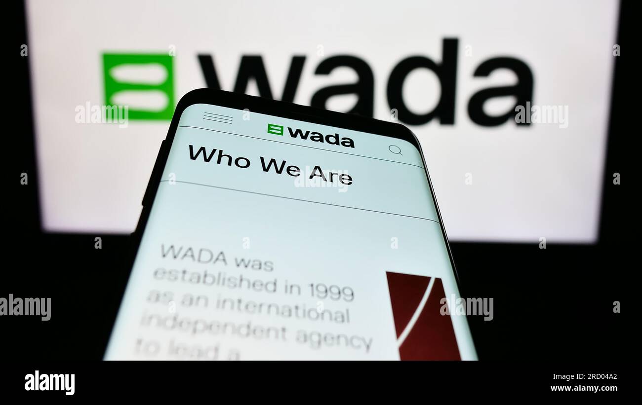 Telefono cellulare con sito web dell'organizzazione World Anti-doping Agency (WADA) sullo schermo davanti al logo. Mettere a fuoco in alto a sinistra sul display del telefono. Foto Stock