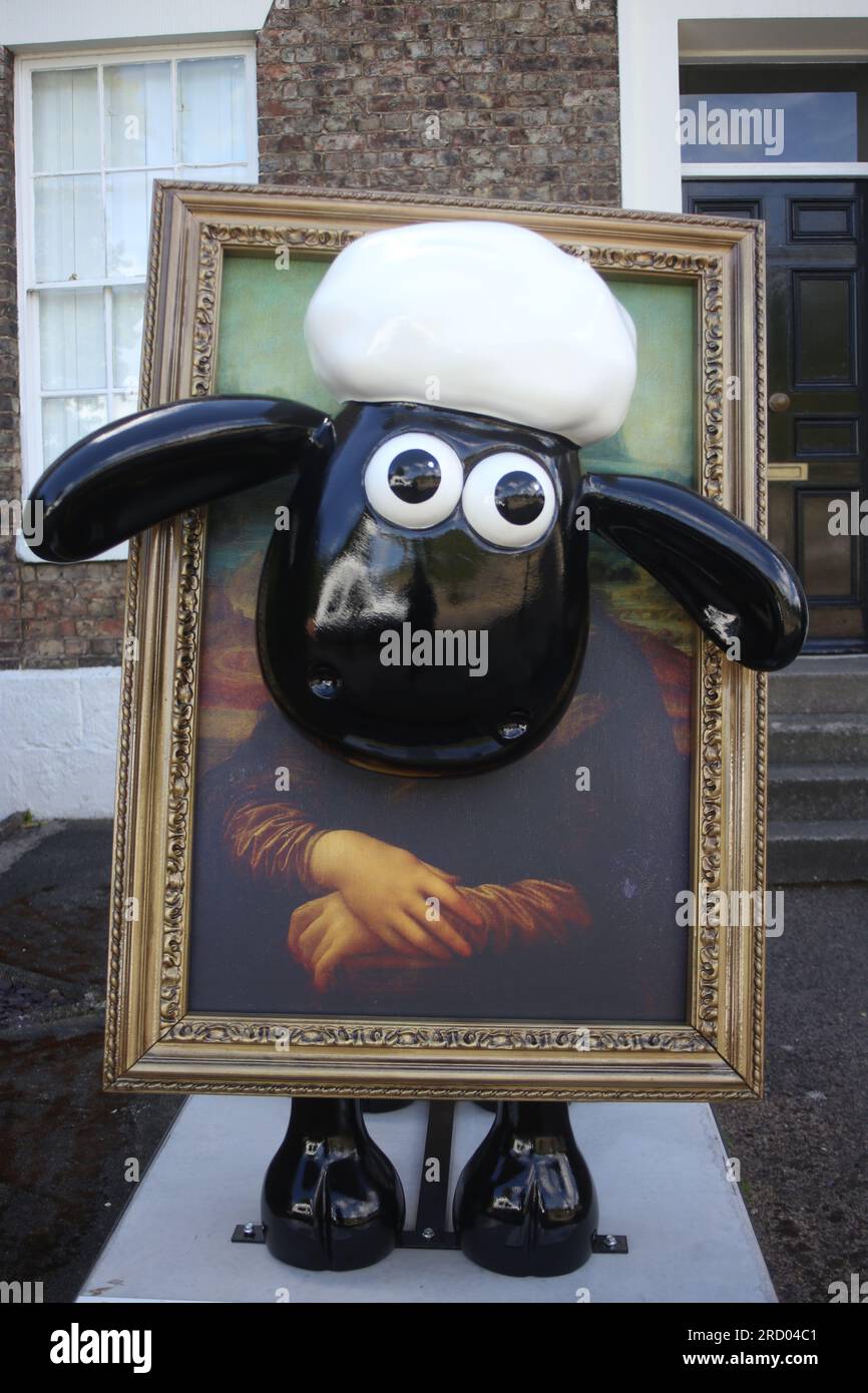 Newcastle, Regno Unito. 17 luglio 2023. Shaun the Sheep on the Tyne, 50 sculture decorate individualmente del personaggio saranno collocate in strade, parchi e aree pubbliche per 10 settimane, da lunedì 17 luglio a venerdì 22 settembre 2023. Shaun the Sheep on the Tyne viene presentato e raccolto fondi per il St Oswald's Hospice. L'organizzazione benefica ha collaborato con i produttori creativi Wild in Art, il creatore di Shaun the Sheep Aardman. Credito: DEW/Alamy Live News Foto Stock