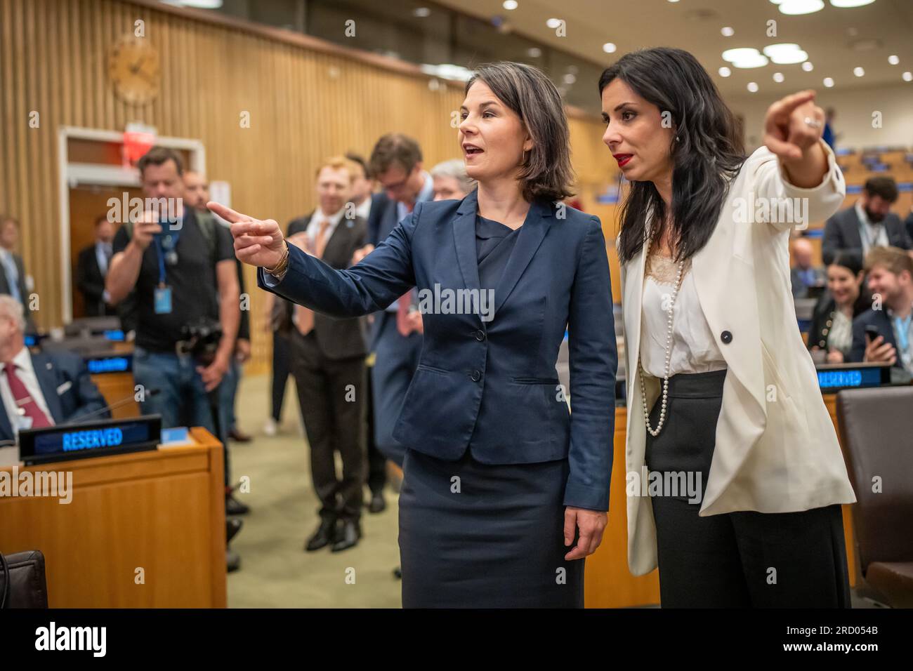 New York, USA. 17 luglio 2023. Annalena Baerbock (Bündnis90/die Grünen), Ministro degli affari Esteri, parla con Dominique Hasler, Consigliere del governo per gli affari Esteri del Principato del Liechtenstein all'evento collaterale "la CPI e il crimine di aggressione: In difesa della carta delle Nazioni Unite" durante il suo soggiorno presso le Nazioni Unite. Crediti: Michael Kappeler/dpa/Alamy Live News Foto Stock