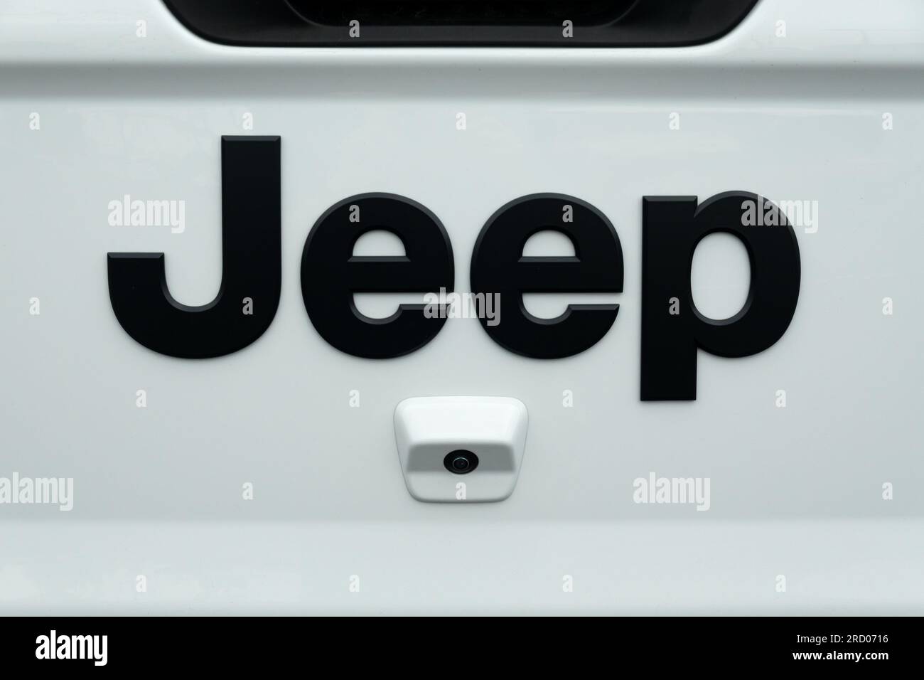 STILLWATER, Minnesota, USA - 16 LUGLIO 2023: Primo piano della jeep e logo del marchio. Foto Stock