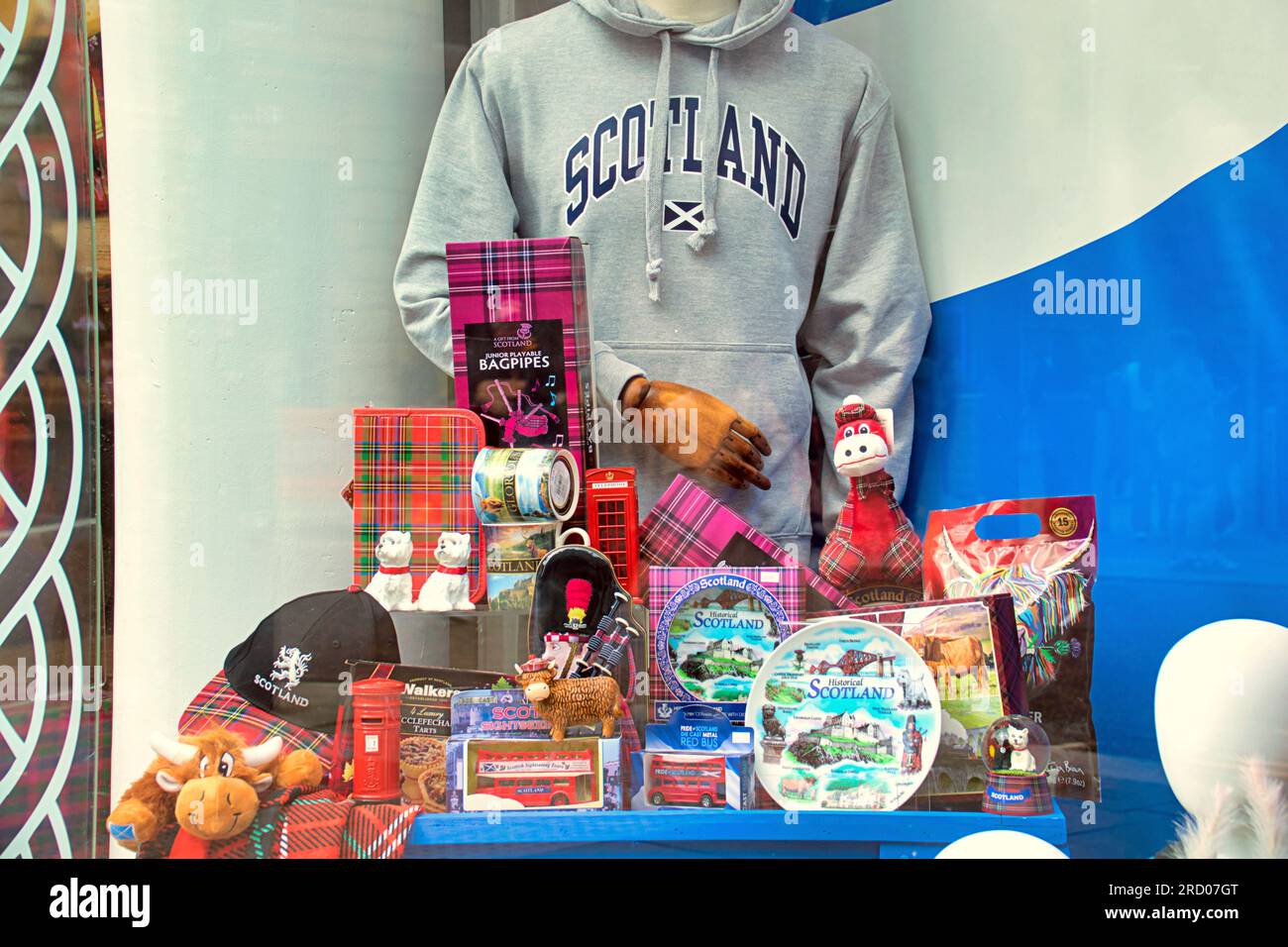 esposizione di biscotti e dolci alle attrazioni turistiche scozzesi come souvenir Foto Stock