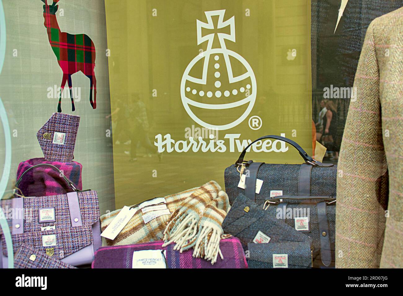 Prodotti Harris Tweed nella vetrina del negozio Foto Stock