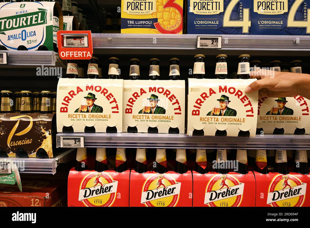 Birra Moretti birra italiana in un supermercato Foto Stock