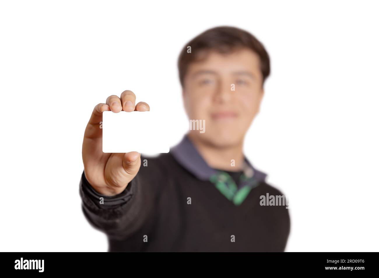 Ragazzo sfocato che mostra una scheda vuota isolata su sfondo bianco. Foto Stock