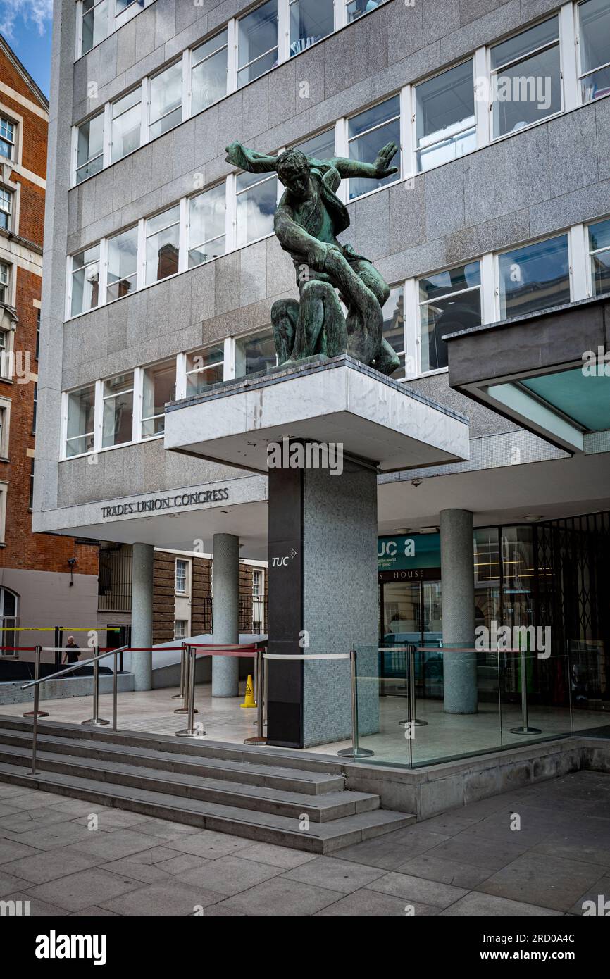 Sede centrale del Trade Union Congress a Londra, sede centrale del TUC a Londra, Great Russell St Holborn a Londra. La Congress House fu aperta nel 1958, con la statua di Joseph Epstein. Foto Stock