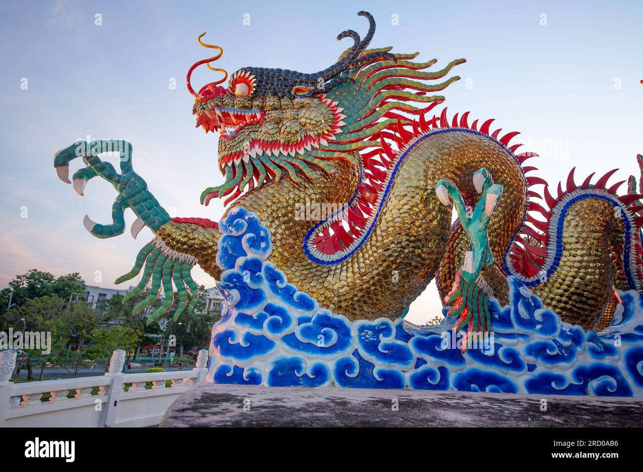 Il drago danzante dorato splendidamente dettagliato costruito a Suan Sawan, o Paradise Park a Nakhon Sawan, Thailandia Foto Stock