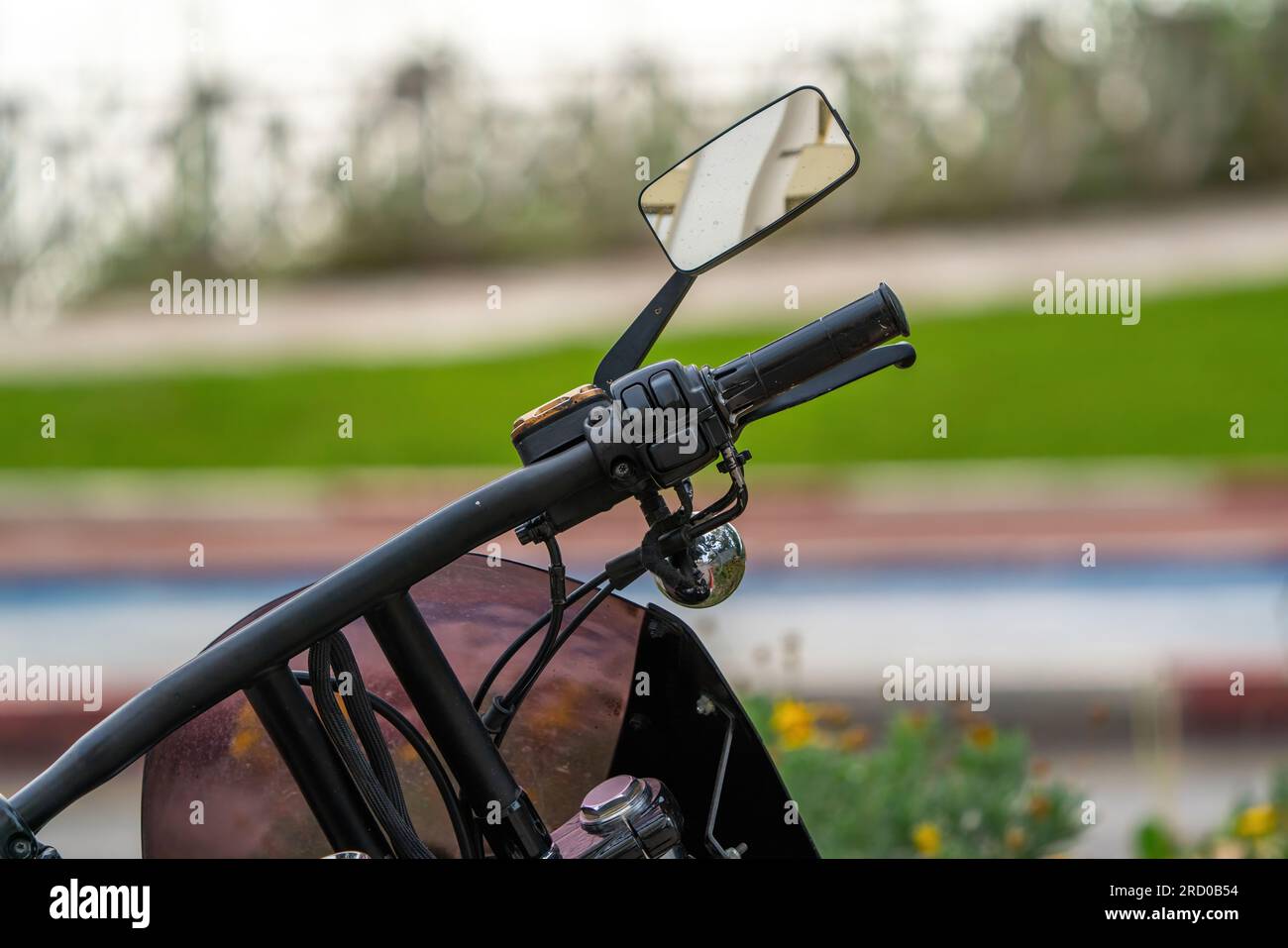 Manubrio e specchietto per motociclette neri Foto Stock