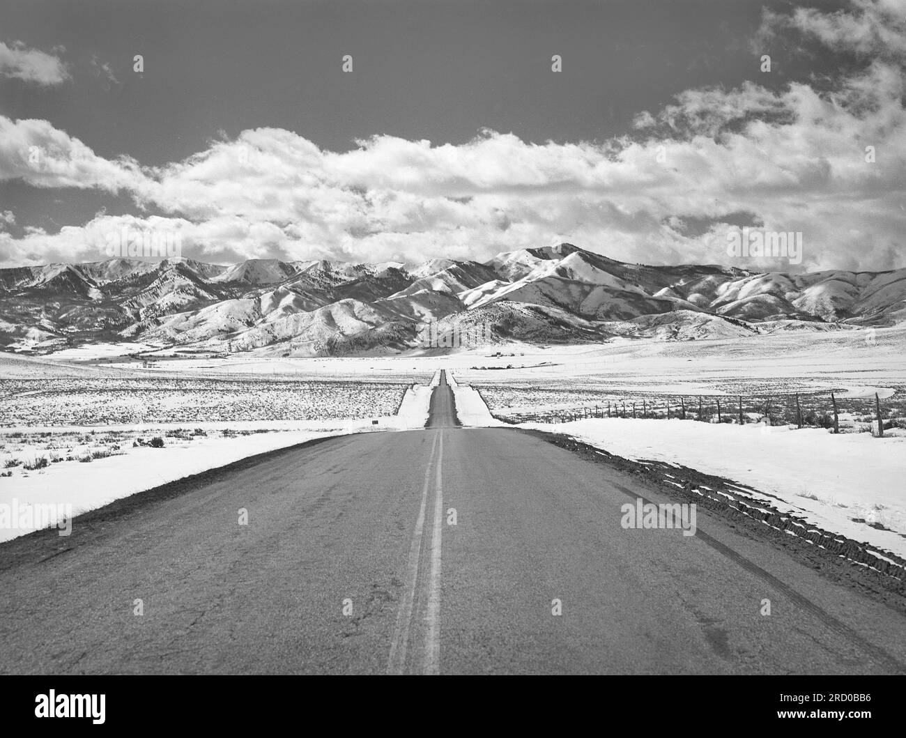 Autostrada rurale, Wasatch Mountains in background, Summit County, Utah, USA, Arthur Rothstein, STATI UNITI Farm Security Administration, marzo 1940 Foto Stock