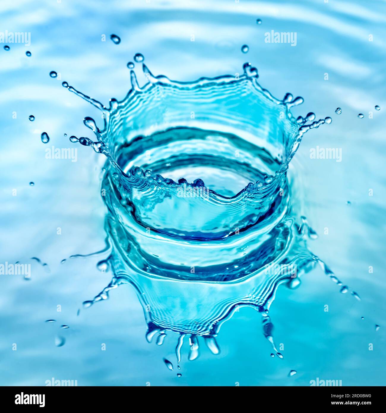 Splash acqua su sfondo blu Foto Stock