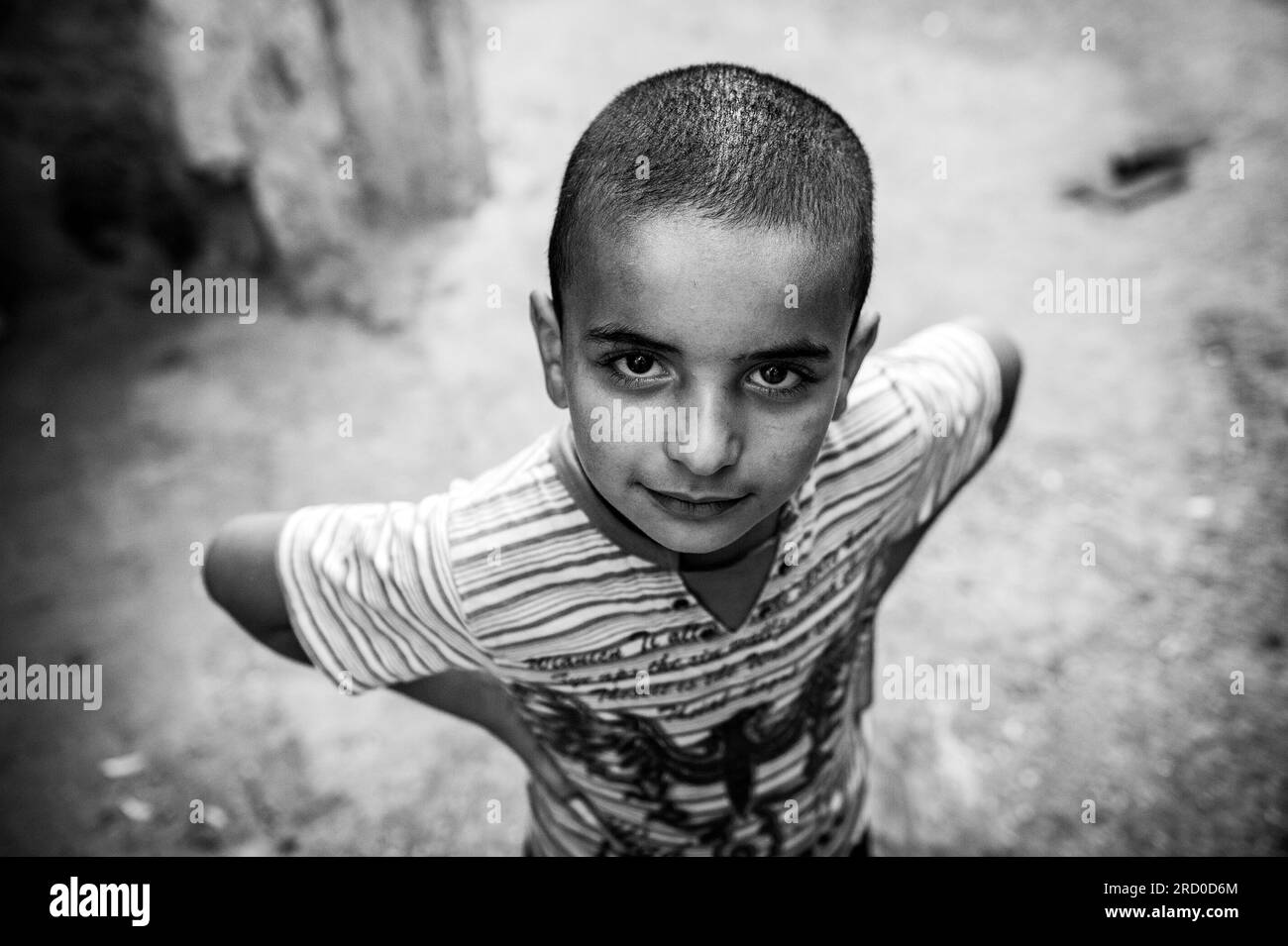 Un giovane ragazzo nel campo profughi di Jenin, in Cisgiordania. 17 agosto 2016 Foto Stock