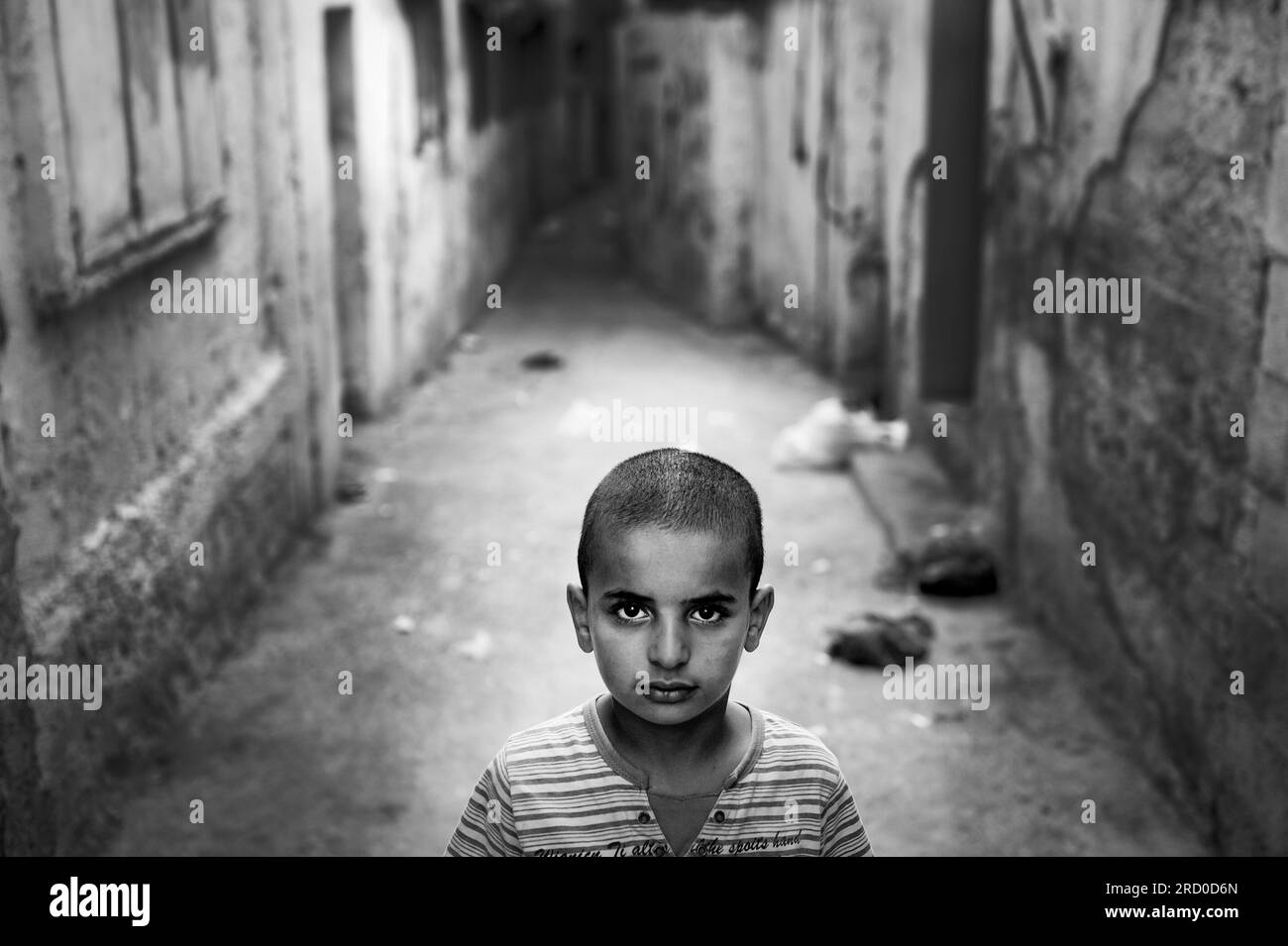 Un giovane ragazzo nel campo profughi di Jenin, in Cisgiordania. 17 agosto 2016 Foto Stock