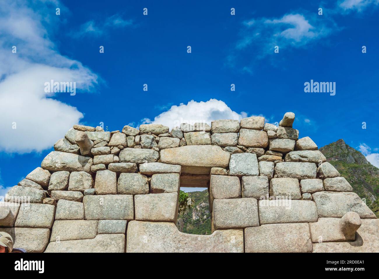 Mura di pietra delle rovine di edifici intorno alle rovine di Machu Picchu in Perù. Foto Stock