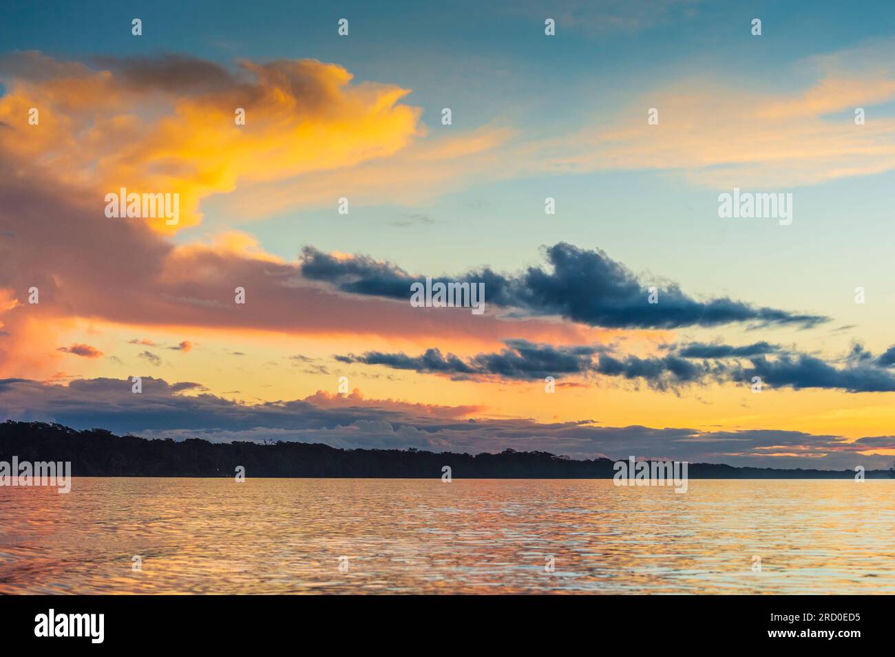 Nuvole di luce al tramonto sul fiume madre de Dios in Perù. Foto Stock