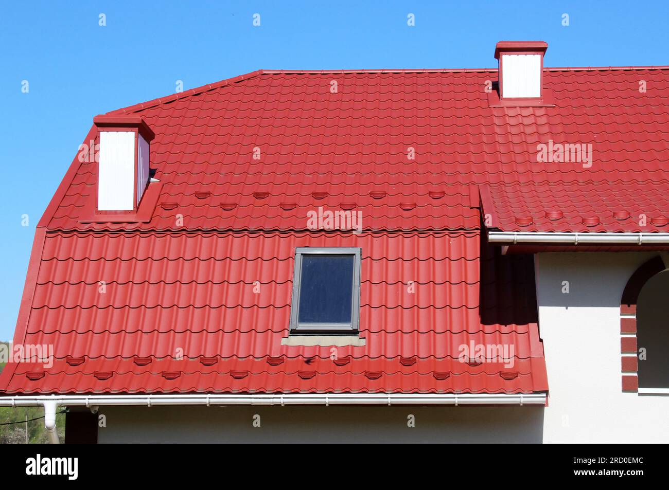 La casa, il cui tetto è coperto da tegole metalliche Foto Stock