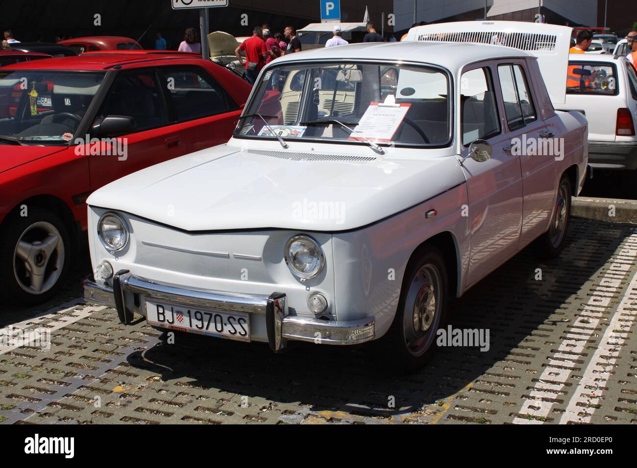 La Renault 8 è una vettura a trazione posteriore prodotta dal 1962 al 1973. Mostra di vecchi tempi a Osijek l'8 luglio 2023 Foto Stock