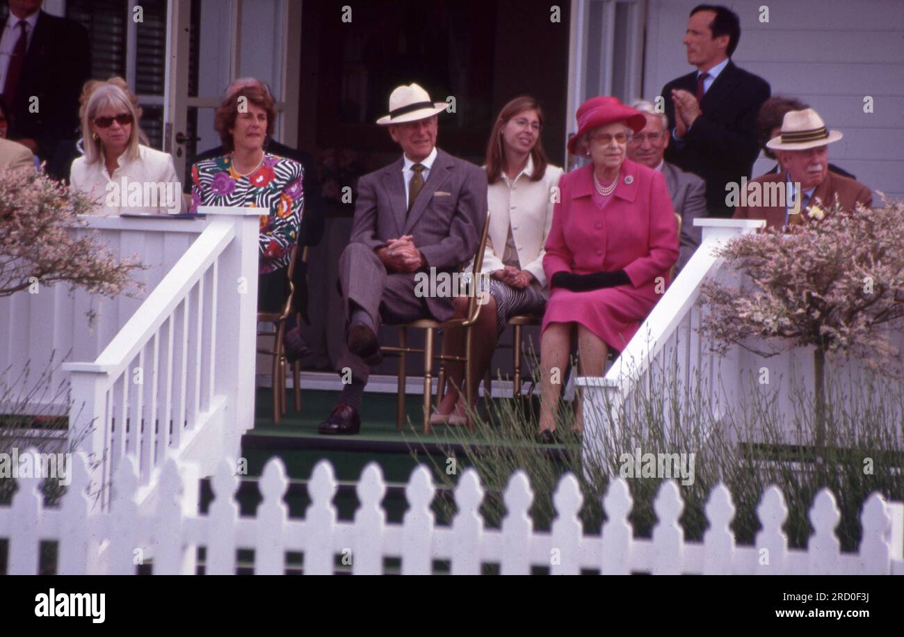 La Regina e il Principe Filippo allo Smith's Lawn Polo 23 giugno 2002 foto dell'archivio Henshaw Queen Elizabeth II Foto Stock