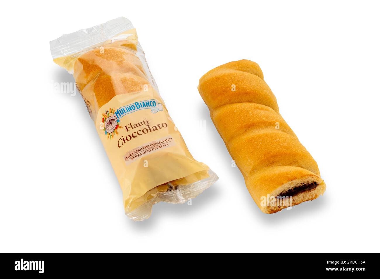 Italia - 17 luglio 2023: Flauti di cioccolato Mulino bianco Barilla, spugna di cioccolato confezionata e snack, isolati su bianco con percorso di ritaglio incluso Foto Stock