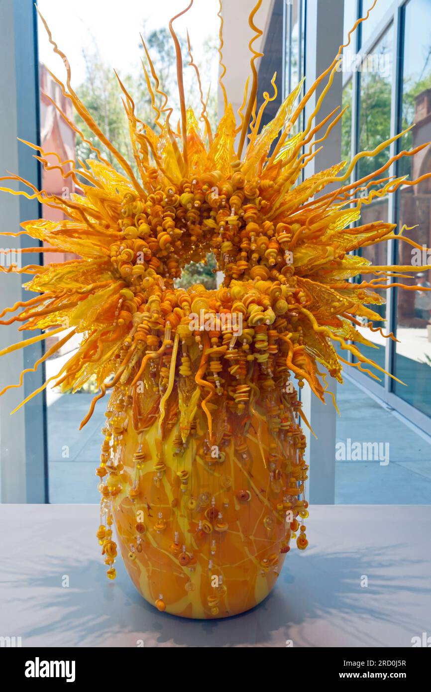 Cestino di amuleto Yellow Heart di Laura Donefer nel Kotler-Coville Glass Pavilion presso il John & Mable Ringling Museum of Art di Sarasota, Florida, Foto Stock