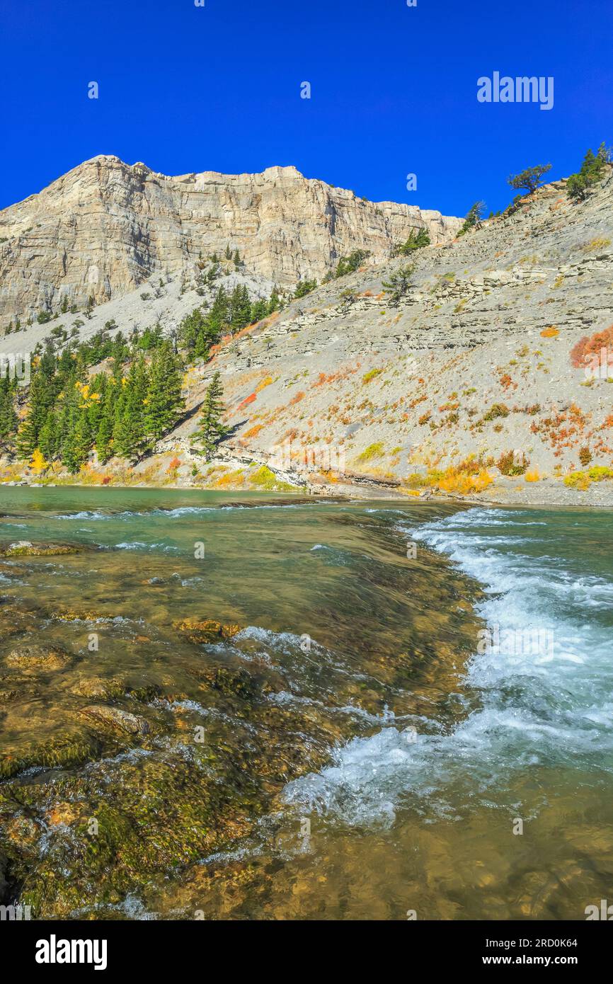 rapide sul fiume sun sotto le scogliere lungo il fronte roccioso delle montagne in autunno vicino ad augusta, montana Foto Stock