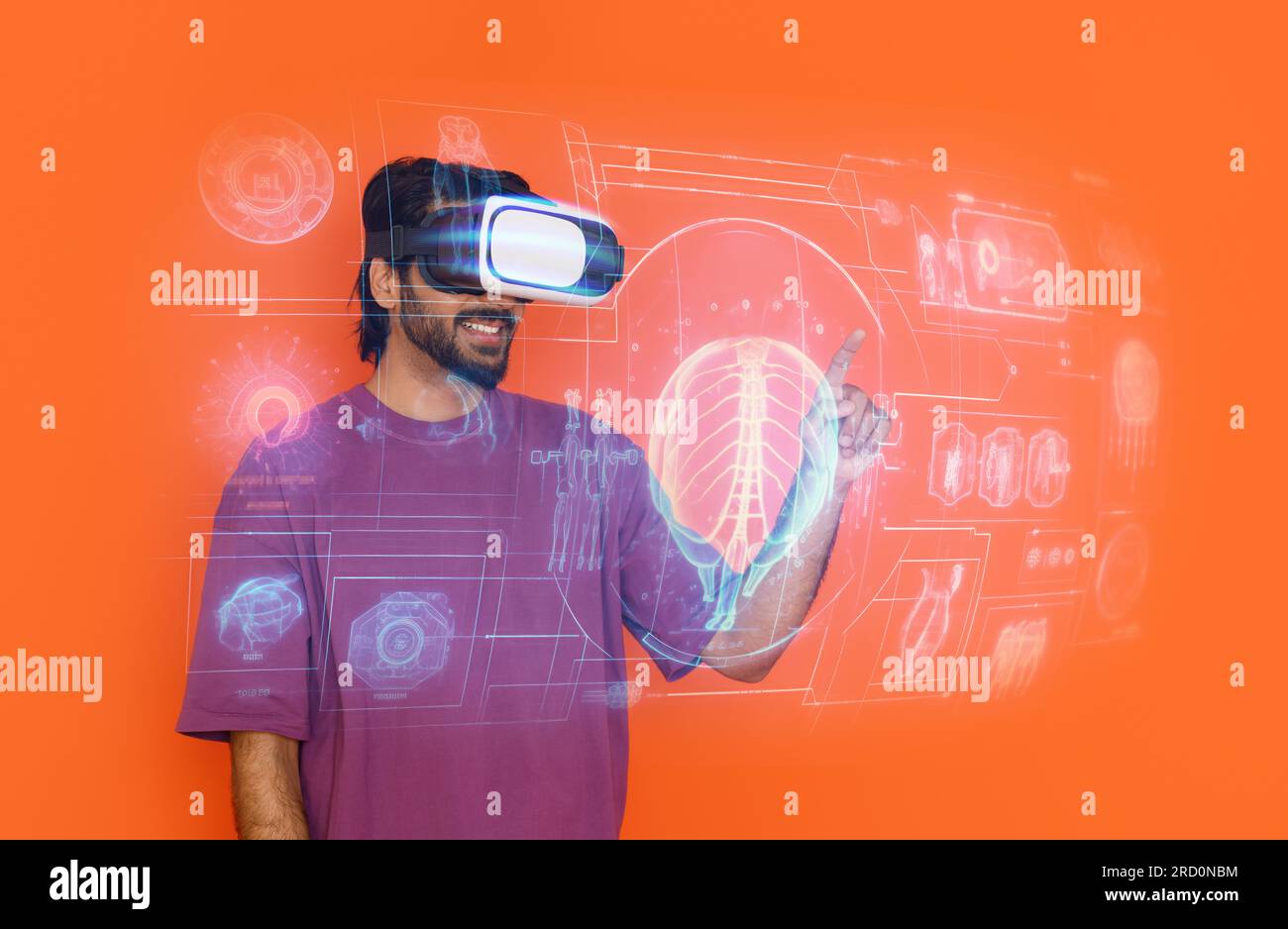 Giovane uomo orientale in un videogamer occasionale che utilizza occhiali per realtà virtuale Foto Stock
