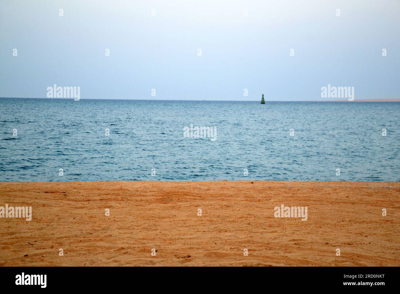 Tre strisce a forma di cielo blu, mare blu e sabbia gialla. Boa all'orizzonte. Foto Stock