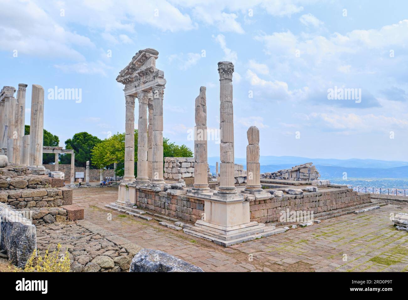 Bergama, Turchia - 20 luglio 2023: Il Tempio di Traiano nell'antica città di Pergamo Foto Stock