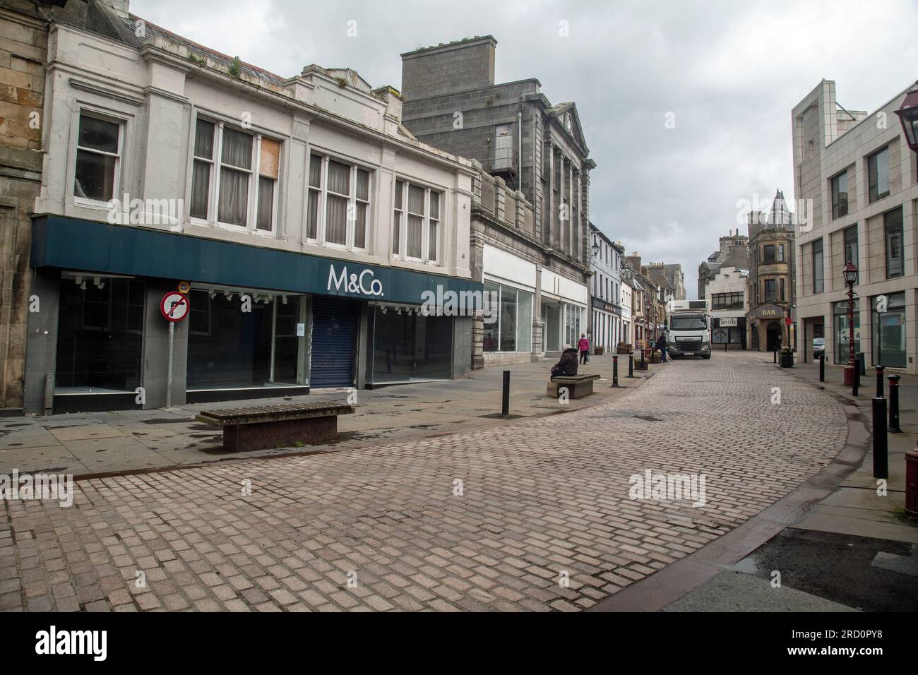 Wick, Caithness, Scozia, 3 luglio 2023, scene che mostrano un centro cittadino praticamente deserto. Foto Stock