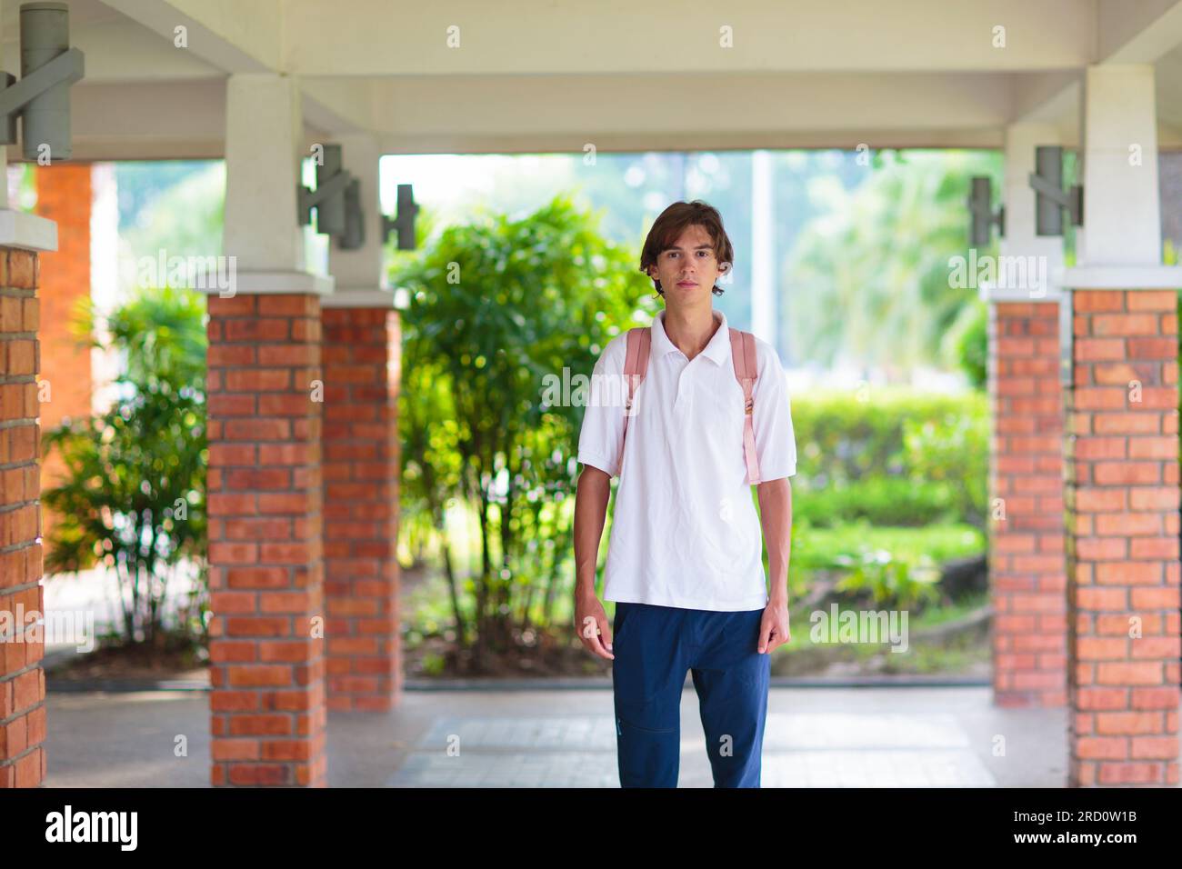 I ragazzi tornano a scuola. Felice studente adolescente con zaino e libri il primo giorno del nuovo anno accademico. Inizio della scuola media o superiore. Foto Stock