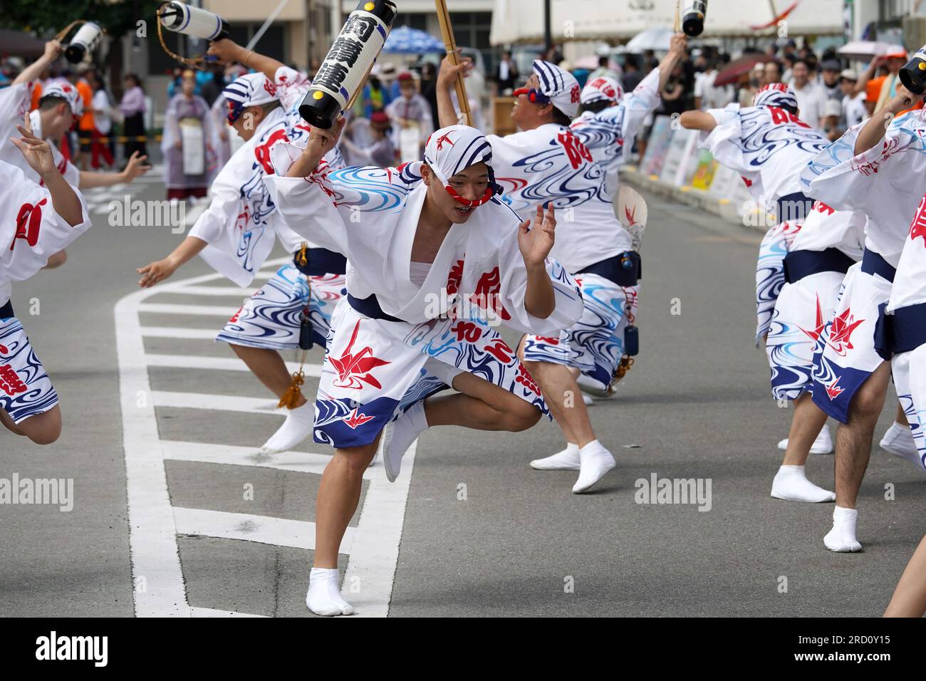KAGAWA, GIAPPONE - 15 LUGLIO 2023: Evento di danza tradizionale giapponese Awa-odori Festival. Artisti che suonano balli tradizionali per le strade. Foto Stock