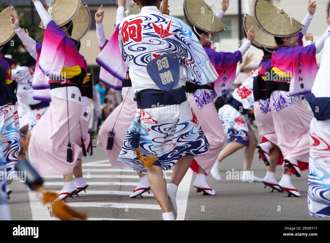 KAGAWA, GIAPPONE - 15 LUGLIO 2023: Evento di danza tradizionale giapponese Awa-odori Festival. Artisti che suonano balli tradizionali per le strade. Foto Stock