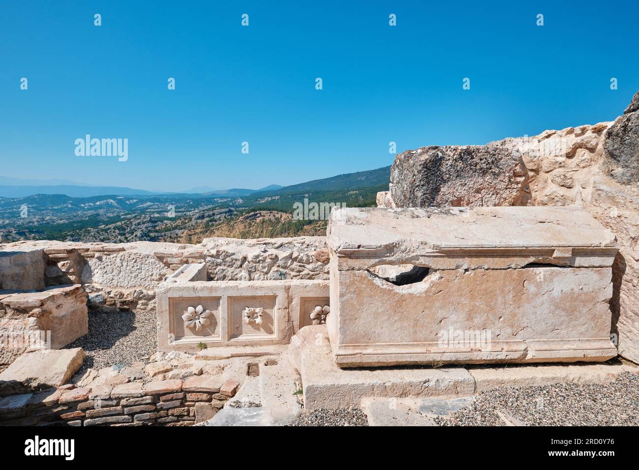 Burdur, Turchia - 16 luglio 2023: Sarcofago nell'antica città di Kibira Foto Stock