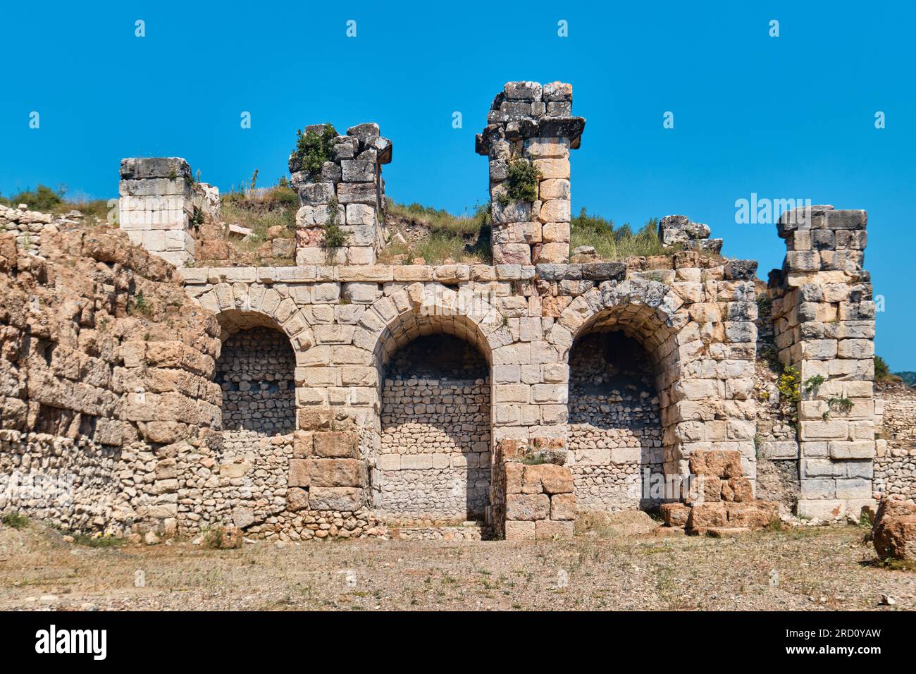 Burdur, Turchia - 16 luglio 2023: Archi romani dell'antica città di Kibira Foto Stock