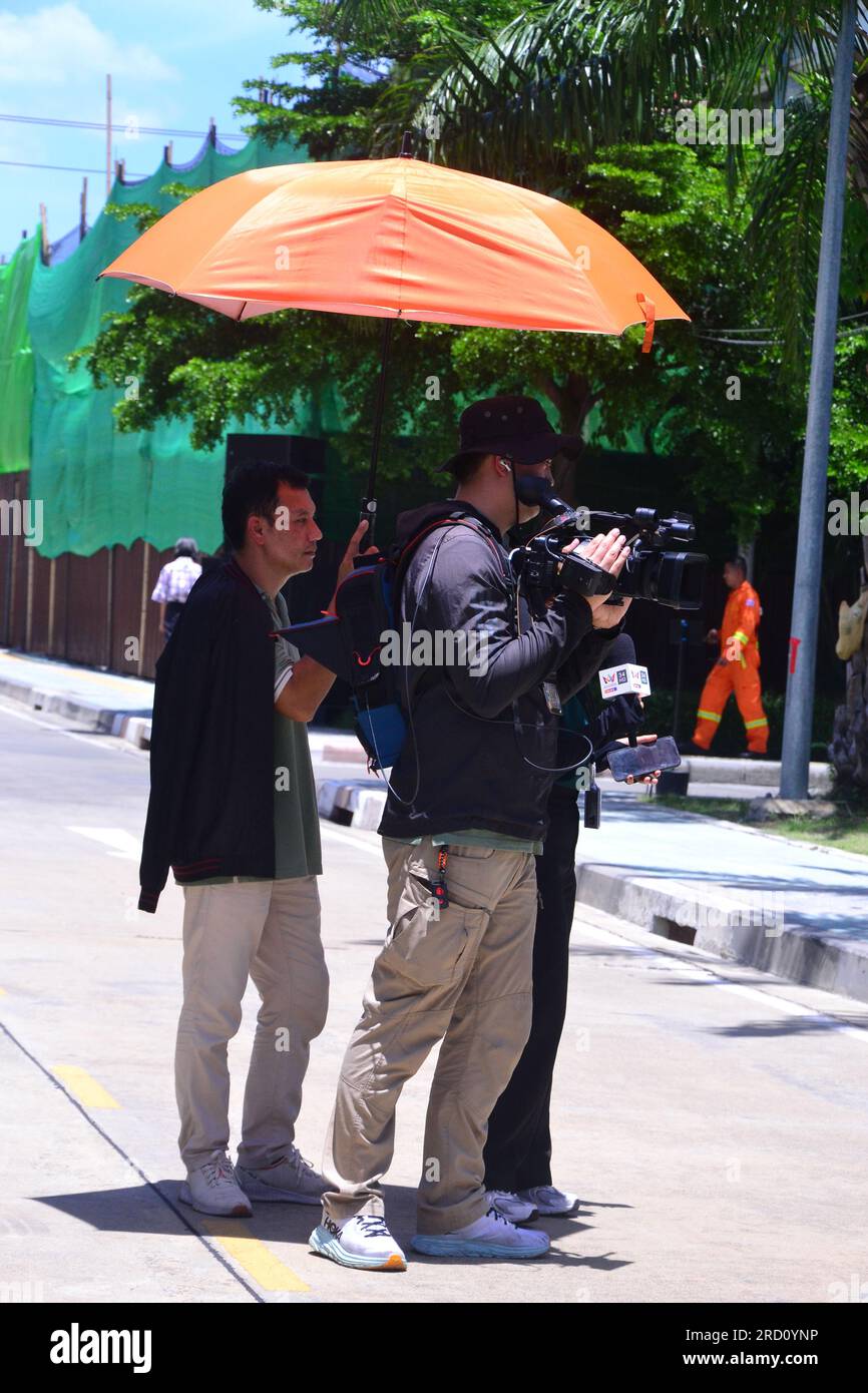 Un ombrellone protegge il personale da Amarin TV 34 HD un canale televisivo  digitale terrestre tailandese gestito da Amarin Television Co., Ltd  Protesta vicino al Parlamento, Bangkok, Thailandia. Il Parlamento  thailandese vota