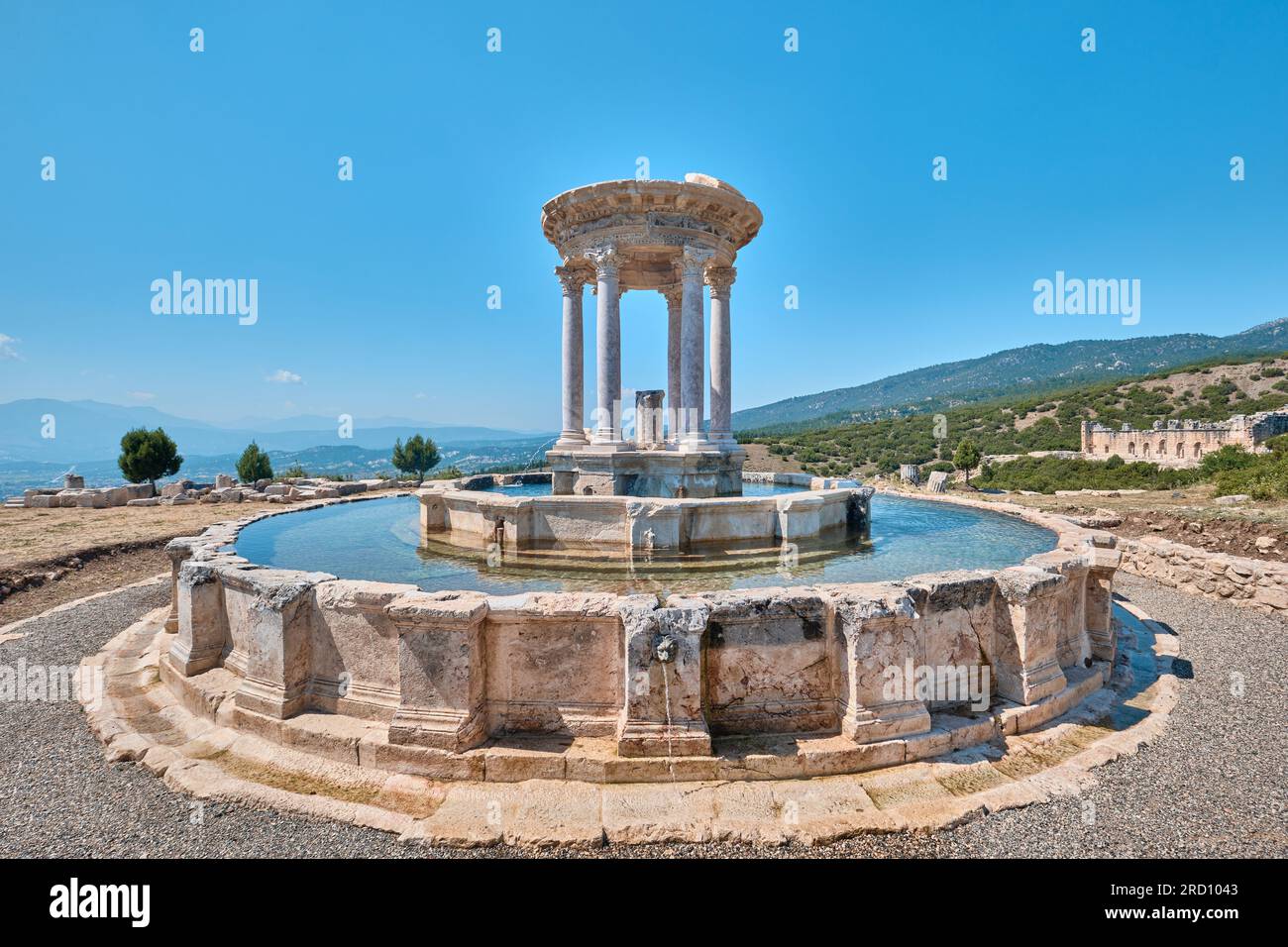 Burdur, Turchia - 16 luglio 2023: Splendida fontana Rotunda restaurata (ninfeo) nell'antica città di Kibyra Foto Stock