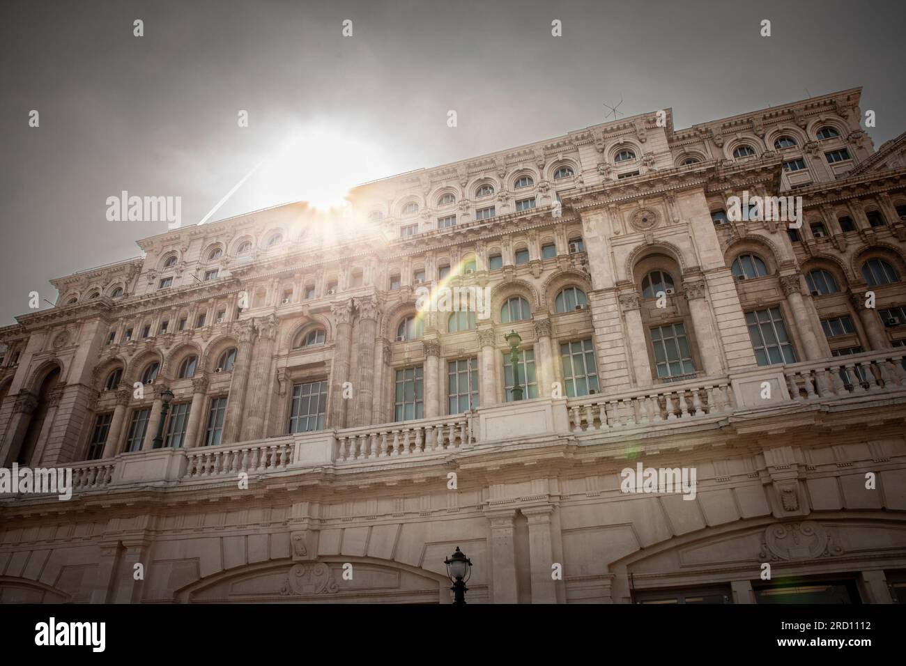 Foto del Parlamento rumeno a Bucarest, Romania. Il Palazzo del Parlamento, noto anche come Casa della Repubblica o Casa del popolo Foto Stock