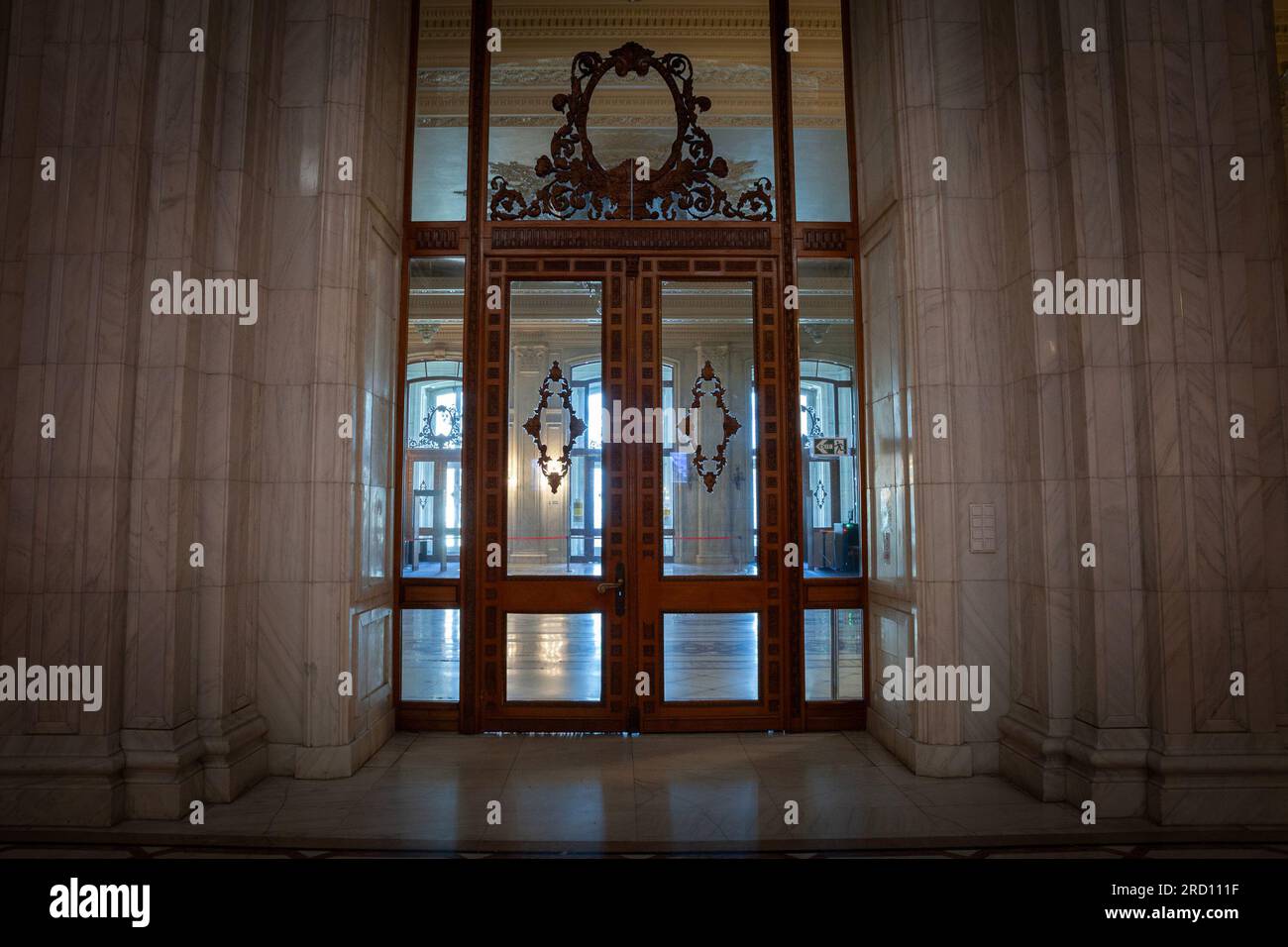 Immagine dell'interno del palazzo rumeno del parlamento, con particolare attenzione alle grandi porte in legno. Il Palazzo del Parlamento, conosciuto anche come il Repu Foto Stock