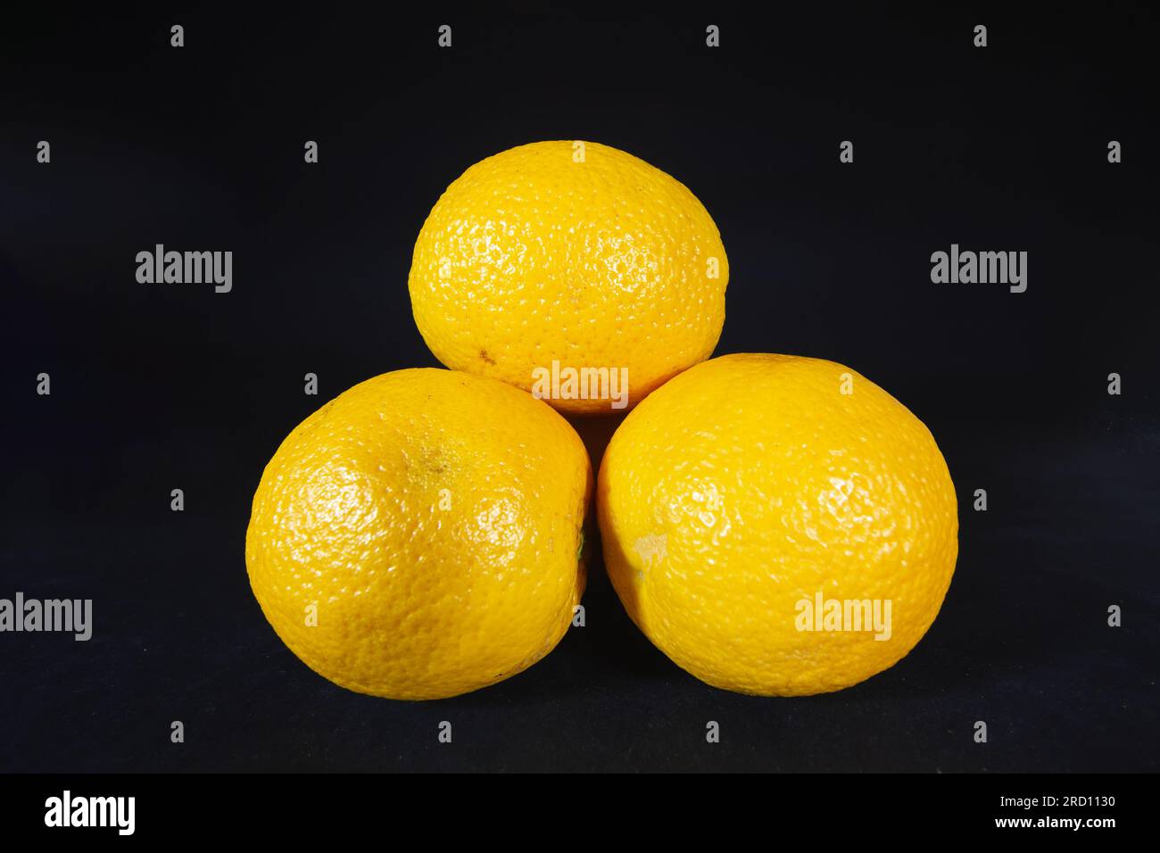 Immagine di arance, tre di esse, nel loro complesso, isolate su sfondo nero. Un arancio è un frutto di varie specie di agrumi della famiglia Rutaceae (. Foto Stock