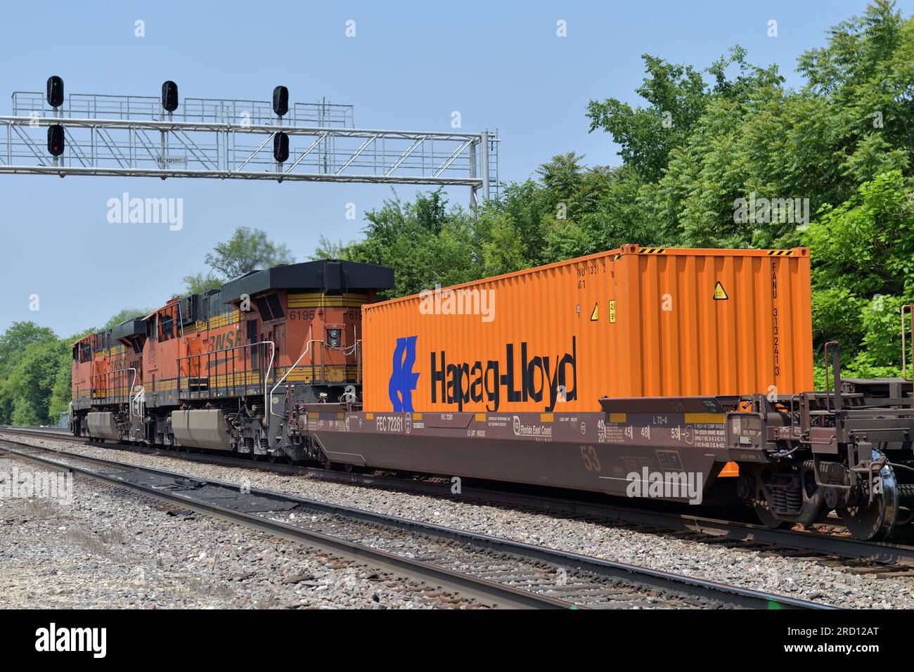 Naperville, Illinois, USA. Due locomotive Burlington Northern Santa Fe guidano un treno merci intermodale da Chicago attraverso il nord-est dell'Illinois. Foto Stock