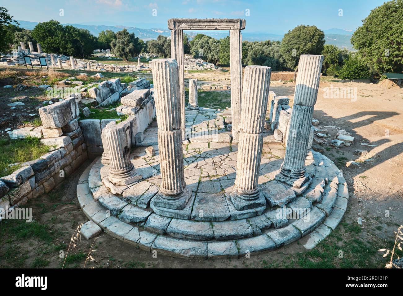 Mugla, Turchia - 16 luglio 2023: Rovine dell'edificio circolare Propylon nell'antica città di Lagina Foto Stock