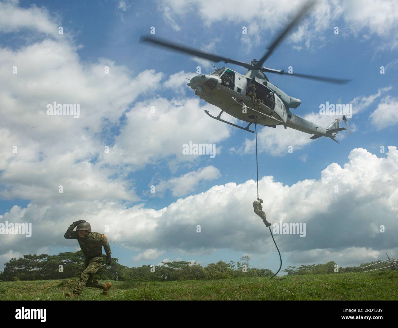 I marines colombiani corrono velocemente da un elicottero UH-1Y Venom con Marine Light Attack Helicopter Squadron 775 (HMLA 775), 4th Marine Air Wing, come parte del Fast Rope Course presso Escuela de Formación de Infantería Marina Coveñas a Coveñas, Colombia, 15 luglio 2023. Il rampe veloce è un modo per i Marines di entrare rapidamente in un'area ad alto rischio senza dover atterrare l'elicottero. UNITAS si concentra sul rafforzamento dei partenariati regionali esistenti e sull'incoraggiamento all'instaurazione di nuove relazioni attraverso lo scambio di conoscenze e competenze mirate alle missioni marittime. (STATI UNITI Foto Marine Corps di Lance Cpl. Foto Stock