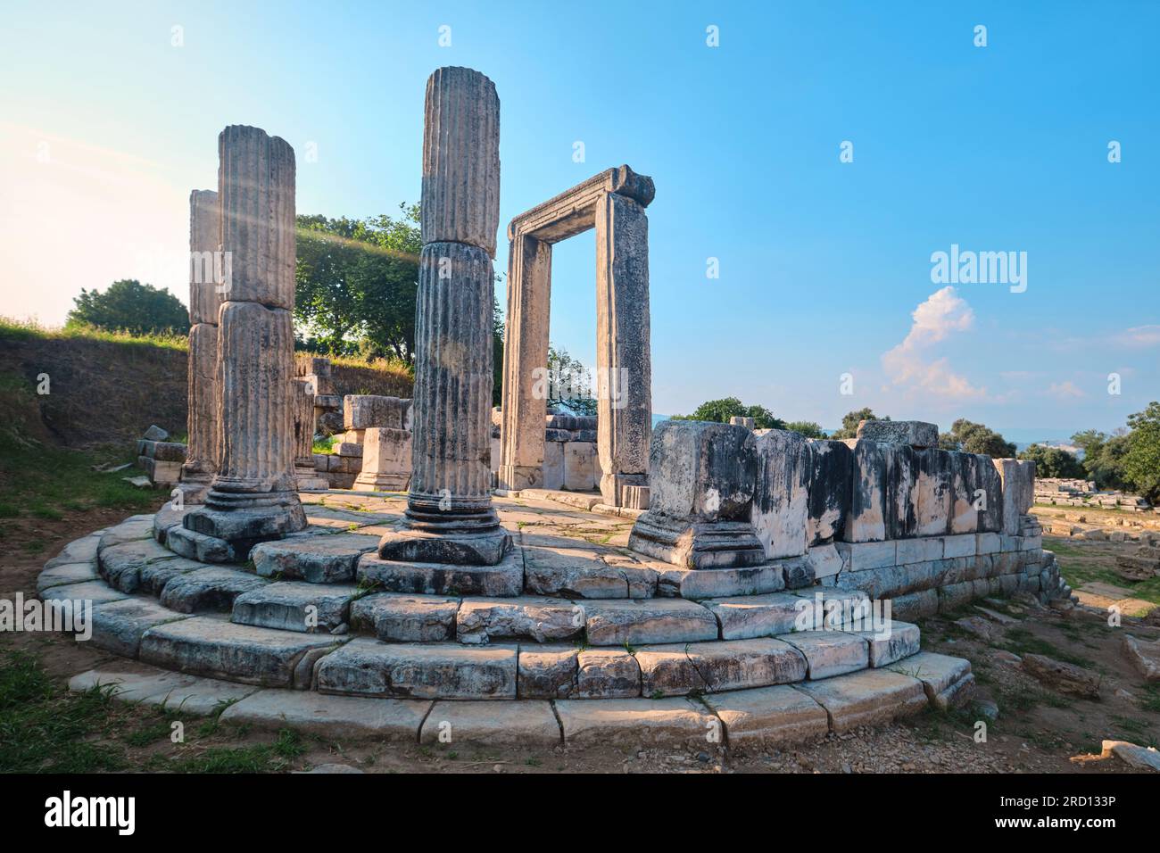 Mugla, Turchia - 16 luglio 2023: Rovine dell'edificio circolare Propylon nell'antica città di Lagina Foto Stock