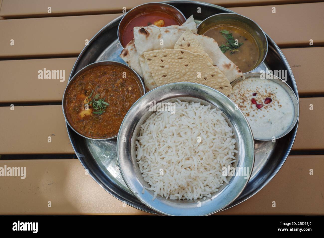 Vista privilegiata e selettiva al pranzo indiano al curry Set, al pollo hara pyaaz, con riso e pane. Foto Stock