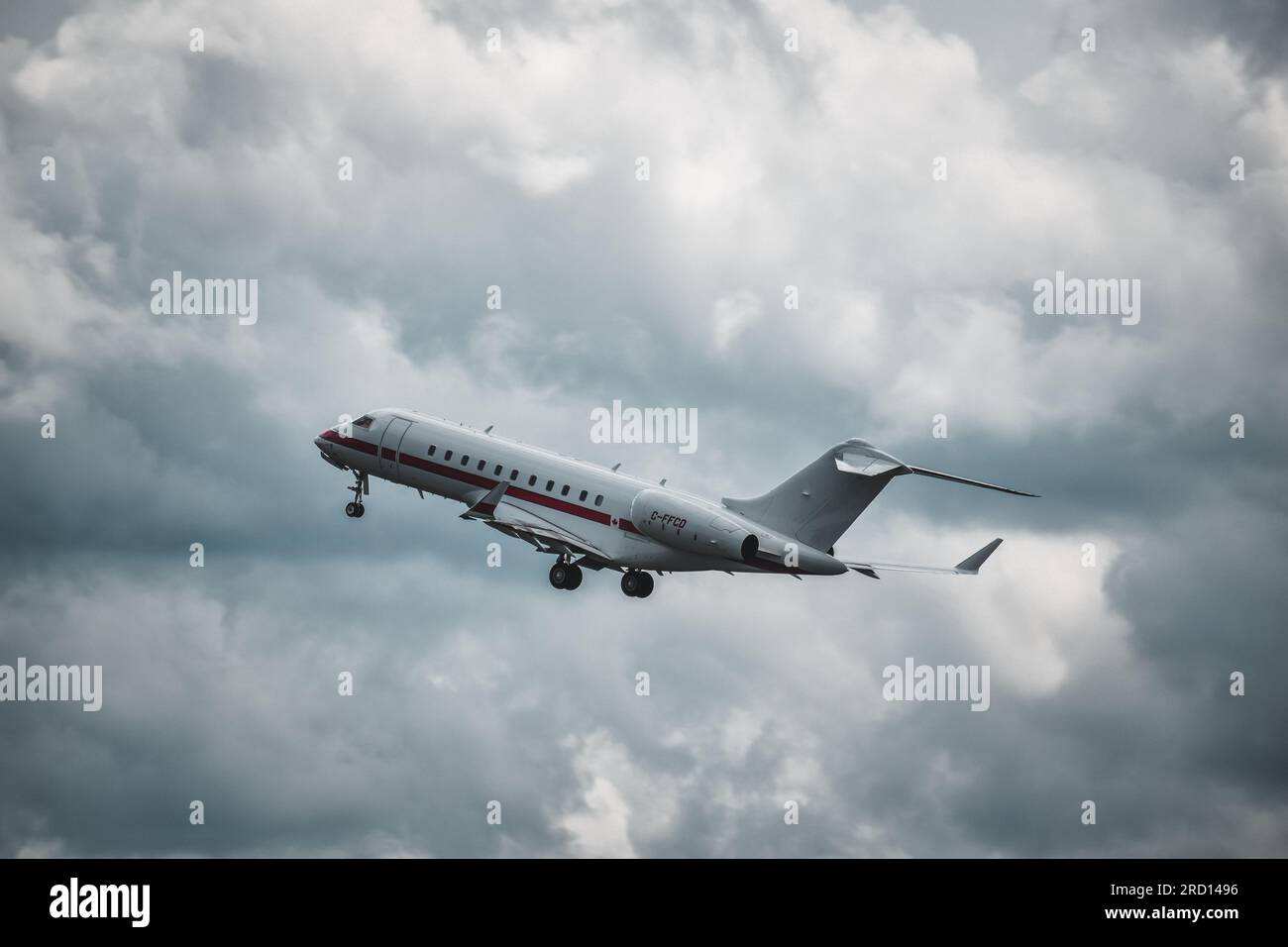Bombardier Global 5000 partenza in un giorno nuvoloso Foto Stock