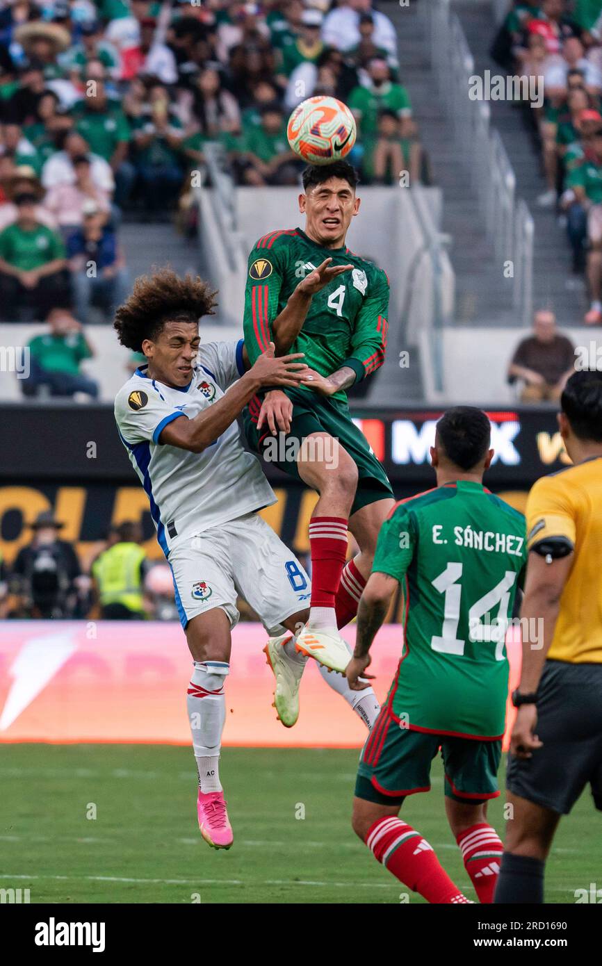 Il centrocampista messicano Edson Álvarez (4) vince un colpo di testa contro il centrocampista di Panama Adalberto Carrasquilla (8) durante la finale di CONCACAF 2023 Gold Cup, domenica Foto Stock