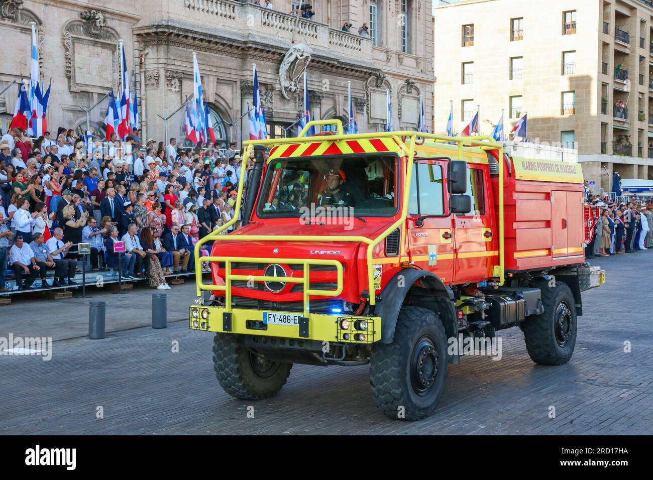 Marsiglia, Francia. 14 luglio 2023. Vista di un veicolo antincendio che sfilerà nel porto vecchio di Marsiglia durante la cerimonia del 14 luglio. Quasi 900 soldati, vigili del fuoco e agenti di polizia, oltre a circa un centinaio di veicoli hanno sfilato davanti alla popolazione di Marsiglia alla presenza delle autorità civili e militari nel porto vecchio di Marsiglia per commemorare il 14 luglio. (Immagine di credito: © Denis Thaust/SOPA Images via ZUMA Press Wire) SOLO PER USO EDITORIALE! Non per USO commerciale! Foto Stock